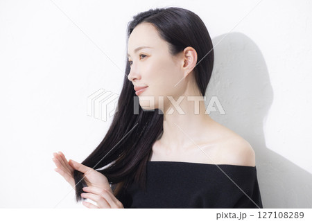 黒いオフショルを着た女性  127108289