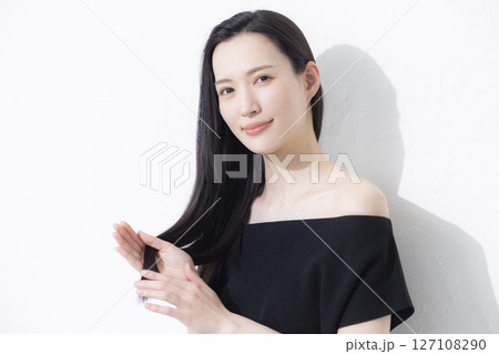 黒いオフショルを着た女性 黒いオフショルを着た女性 127108290