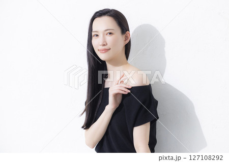 黒いオフショルを着た女性 黒いオフショルを着た女性 127108292