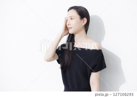 黒いオフショルを着た女性 黒いオフショルを着た女性 127108293