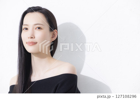 黒いオフショルを着た女性  127108296