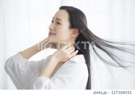 ヘアケアをする女性　　　 127108432