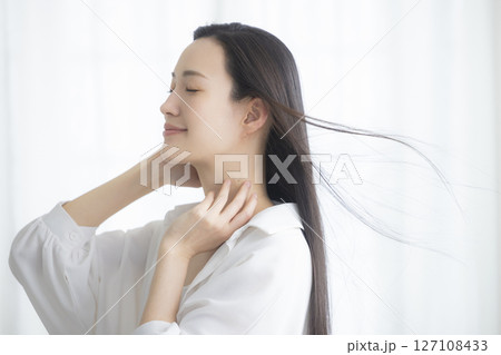 ヘアケアをする女性 ヘアケアをする女性 127108433