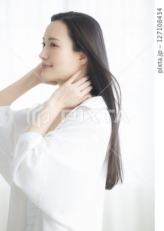 ヘアケアをする女性　　　 127108434