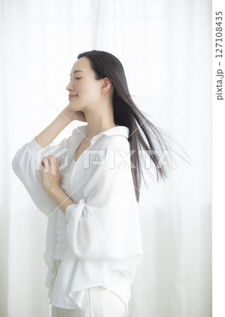 ヘアケアをする女性 ヘアケアをする女性 127108435