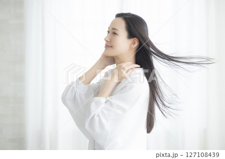 ヘアケアをする女性 ヘアケアをする女性 127108439