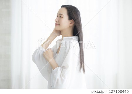 ヘアケアをする女性　　　 127108440