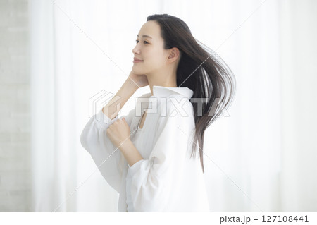 ヘアケアをする女性　　　 127108441