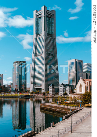 青空とランドマークタワー 青空とランドマークタワー 127108653
