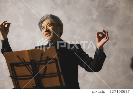 指揮者の中高年男性 127108657