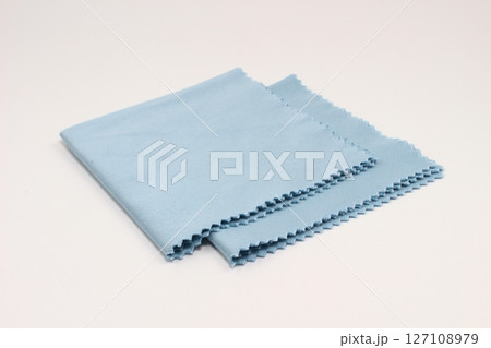 青色のシンプルなレンズクロス、やさしい肌触り 青色のシンプルなレンズクロス、やさしい肌触り 127108979