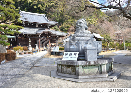 京都宇治市の西国三十三所第10番札所、蛇の神さまと紫陽花で有名な花の寺、三室戸寺の風景 127108996