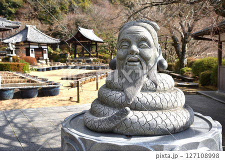 京都宇治市の西国三十三所第10番札所、蛇の神さまと紫陽花で有名な花の寺、三室戸寺の風景 京都宇治市の西国三十三所第10番札所、蛇の神さまと紫陽花で有名な花の寺、三室戸寺の風景 127108998