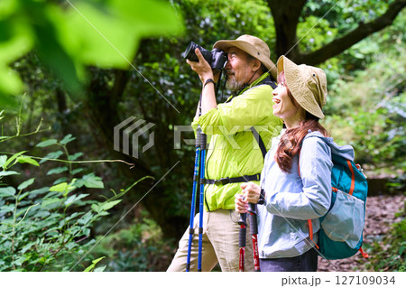 ハイキング トレッキング シニア 散歩 登山 写真撮影 ハイキング トレッキング シニア 散歩 登山 写真撮影 127109034