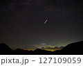 後立山連峰と星空と飛行機の軌跡 127109059