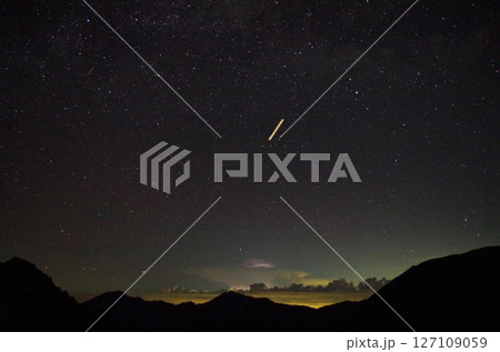 後立山連峰と星空と飛行機の軌跡 127109059