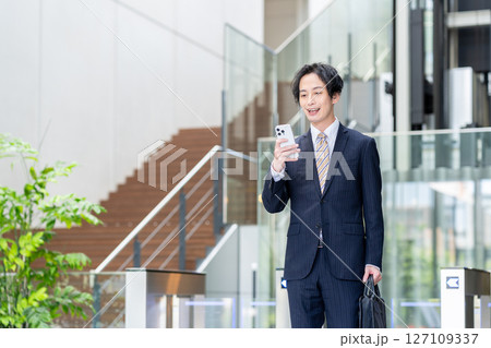 オフィスで働くビジネスマン 撮影協力:スカパー東京メディアセンター オフィスで働くビジネスマン 撮影協力:スカパー東京メディアセンター 127109337