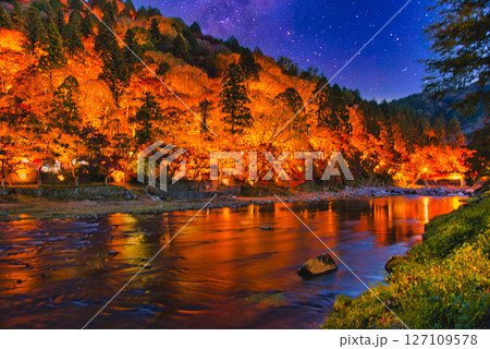 巴川沿いの美しい紅葉風景ライトアップ 127109578