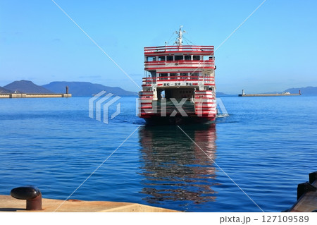 【香川県】晴天の高松港（サンポート高松） 127109589