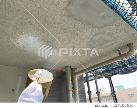 上裏の欠損補修後をリシン吹付にて肌合わせ補修 127109610