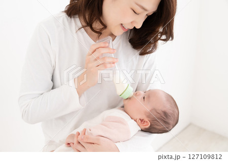 お母さんと赤ちゃん ミルク お母さんと赤ちゃん ミルク 127109812