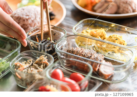 キッチンでワンプレートランチを盛り付ける主婦の手元 127109965