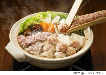 鶏つみれとハラミ鍋(竹べらでつみれを入れている) 鶏つみれとハラミ鍋(竹べらでつみれを入れている) 127109967