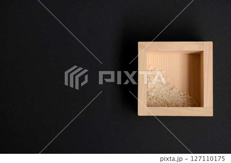 黒背景に升に残った少量のコメ 黒背景に升に残った少量のコメ 127110175