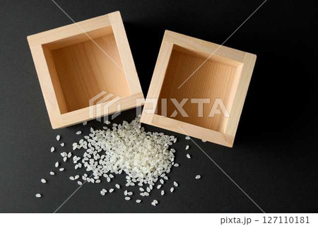 こぼれた少しのコメと2つの空の升 127110181