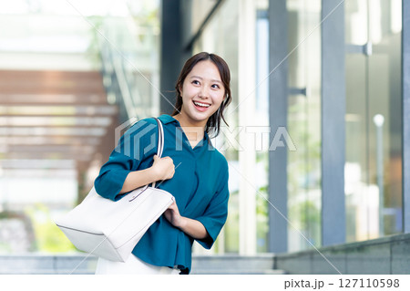 オフィスで働く若いビジネスウーマン 撮影協力:スカパー東京メディアセンター オフィスで働く若いビジネスウーマン 撮影協力:スカパー東京メディアセンター 127110598