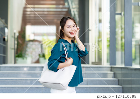 オフィスで働く若いビジネスウーマン 撮影協力:スカパー東京メディアセンター オフィスで働く若いビジネスウーマン 撮影協力:スカパー東京メディアセンター 127110599