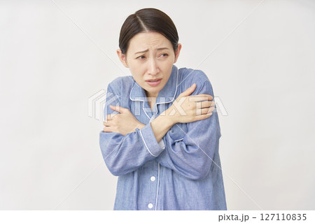 パジャマを着た女性　冷え性　白バック 127110835