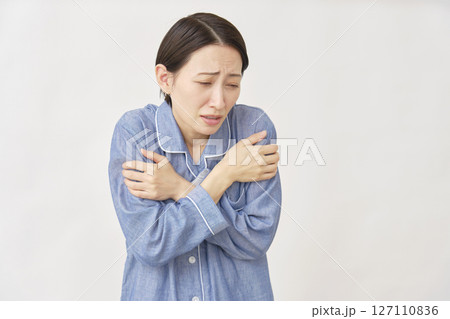 パジャマを着た女性 冷え性 白バック パジャマを着た女性 冷え性 白バック 127110836