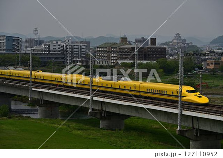 ドクターイエローと姫路城 127110952