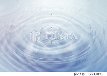 水面に落ちる水滴. 127110980