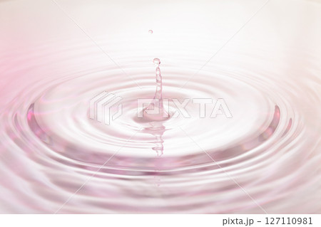 水面に落ちる水滴. 水面に落ちる水滴. 127110981
