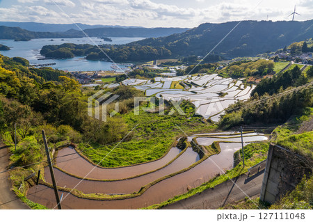 《佐賀県》大浦の棚田・伊万里湾をのぞむ田園風景 127111048
