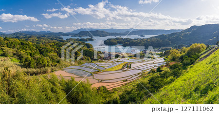 《佐賀県》大浦の棚田・伊万里湾をのぞむ田園風景 127111062