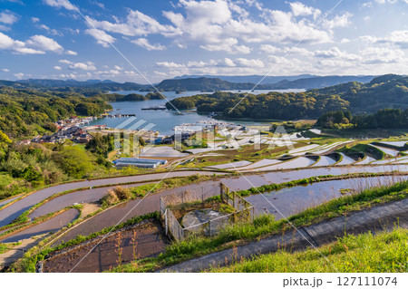 《佐賀県》大浦の棚田・伊万里湾をのぞむ田園風景 《佐賀県》大浦の棚田・伊万里湾をのぞむ田園風景 127111074