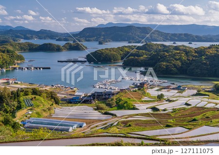 《佐賀県》大浦の棚田・伊万里湾をのぞむ田園風景 《佐賀県》大浦の棚田・伊万里湾をのぞむ田園風景 127111075