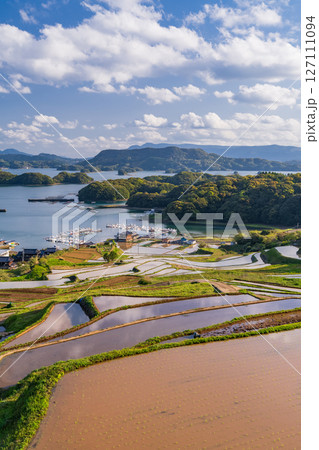 《佐賀県》大浦の棚田・伊万里湾をのぞむ田園風景 《佐賀県》大浦の棚田・伊万里湾をのぞむ田園風景 127111094