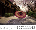 古都の情景、桜と和傘が織りなす風景 127111142