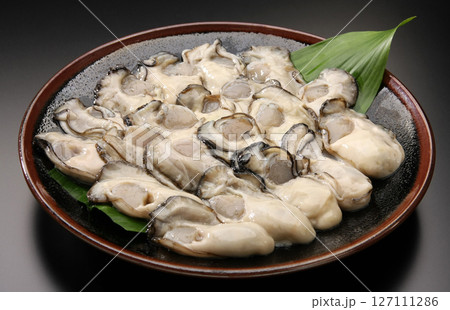 黒皿に盛り付けた牡蠣のむき身 127111286