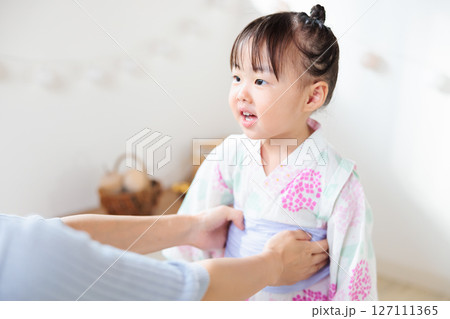 浴衣を着る2歳の女の子 子供浴衣 着付け 浴衣を着る2歳の女の子 子供浴衣 着付け 127111365