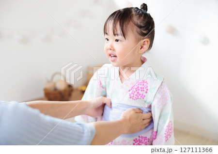 浴衣を着る2歳の女の子　子供浴衣 着付け 127111366
