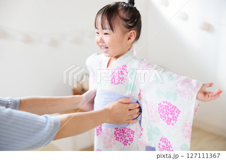 浴衣を着る2歳の女の子　子供浴衣 着付け 127111367