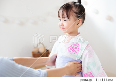 浴衣を着る2歳の女の子 子供浴衣 着付け 浴衣を着る2歳の女の子 子供浴衣 着付け 127111368