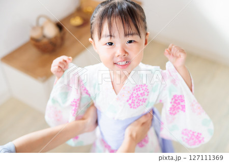 浴衣を着る2歳の女の子　子供浴衣 着付け 127111369