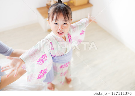 浴衣を着る2歳の女の子　子供浴衣 着付け 127111370