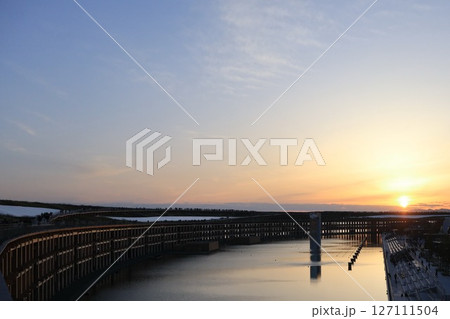 大阪・関西万博、大阪湾夢洲の夕暮れ(EXPO2025) 127111504
